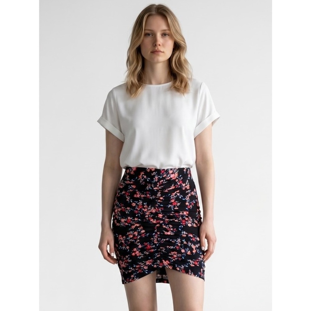 4/$40 Guess Floral Print Runched Stretchy Black Mini Skirt